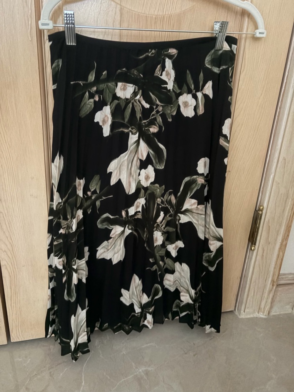 DKNY Black A-Line pleated Skirt with White & Green Floral Print 6P